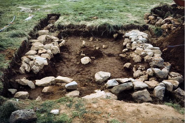 „Rannsókn á húsarúst á Bjarnastöðum í Hvítársíðu, þar sem hét Bænahóll.“ Ljósmyndari: Þór Eyfeld Magnússon. Myndin er úr uppgreftri árið 1984.