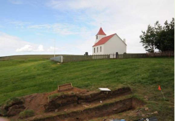 Horft yfir uppgraftarsvæðið í áttina að kirkjunni á Gilsbakka. (Ljósmyndari ekki tekinn fram í skýrslu).