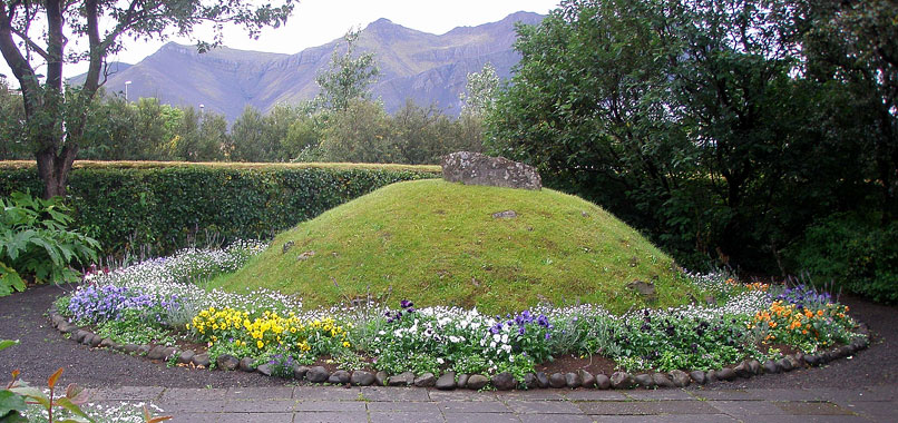 Hér má sjá Skallagrímshaug í skrúðgarðinum í Borgarnesi.