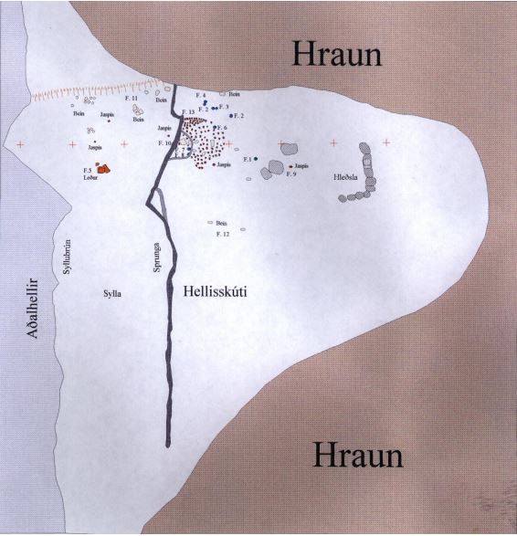„Flatarteikning af hellisskúta og sýnir m.a. eldstæði og afstöðu funda. Svarta lóðrétta strikið er sprunga í gólfi syllunnar“ Teikning: Guðmundur Ólafsson.